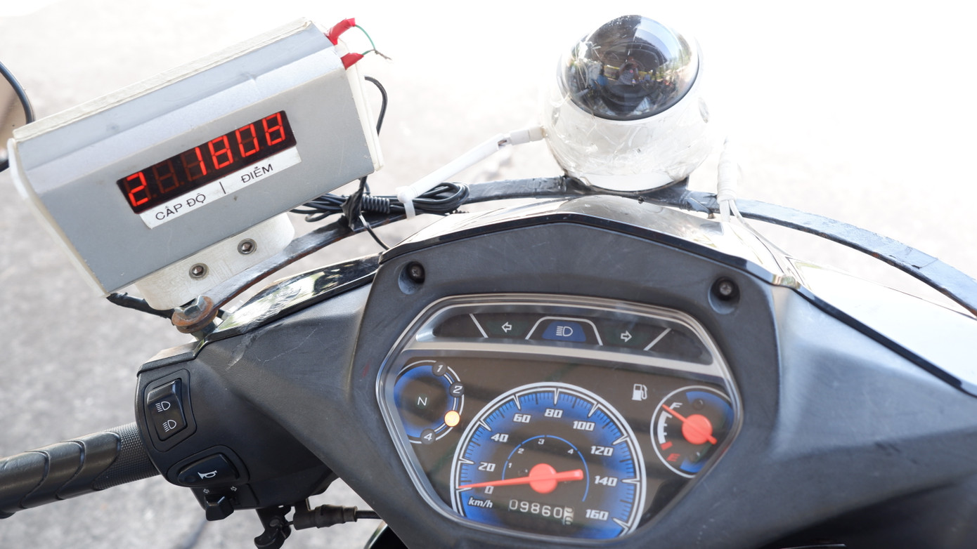 Có 4 xe máy phục vụ các thí sinh thi sát hạch bằng lái xe mô tô. Trên các xe đều có gắn thiết bị định vị, cảm biến và camera giám sát để chấm điểm một cách chính xác nhất. Có 4 xe máy phục vụ các thí sinh thi sát hạch bằng lái xe mô tô. Trên các xe đều có gắn thiết bị định vị, cảm biến và camera giám sát để chấm điểm một cách chính xác nhất.