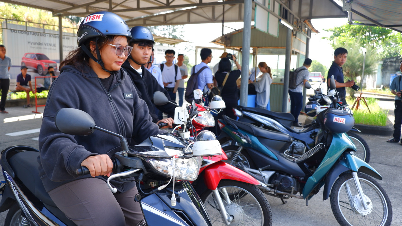 Người dân bắt đầu thi sát hạch cấp bằng lái mô tô. Người dân bắt đầu thi sát hạch cấp bằng lái mô tô.