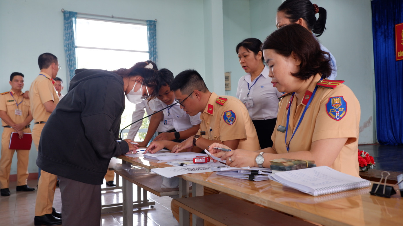 Phó Giám đốc Công an TP. Đà Nẵng cũng yêu cầu, Hội đồng sát hạch lái xe chỉ đạo, quán triệt, tổ chức kỳ sát hạch đúng quy định pháp luật, bảo đảm công khai, minh bạch, khách quan, chính xác; tăng cường kiểm tra, giám sát quá trình thực hiện để kịp thời phát hiện, ngăn chặn, xử lý nghiêm các hành vi, biểu hiện sai phạm, tiêu cực. Phó Giám đốc Công an TP. Đà Nẵng cũng yêu cầu, Hội đồng sát hạch lái xe chỉ đạo, quán triệt, tổ chức kỳ sát hạch đúng quy định pháp luật, bảo đảm công khai, minh bạch, khách quan, chính xác; tăng cường kiểm tra, giám sát quá trình thực hiện để kịp thời phát hiện, ngăn chặn, xử lý nghiêm các hành vi, biểu hiện sai phạm, tiêu cực.