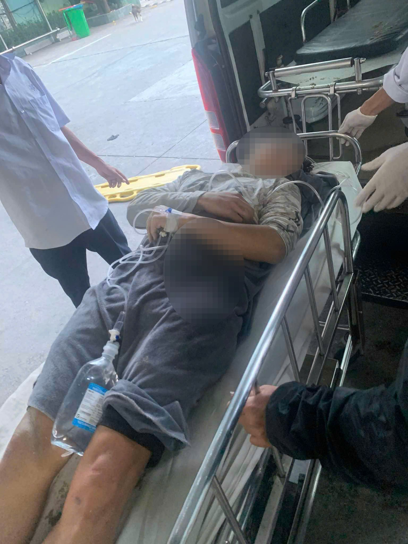 Sau khi tìm thấy, bệnh nhân được đưa đến bệnh viện Đà Nẵng cấp cứu kịp thời.