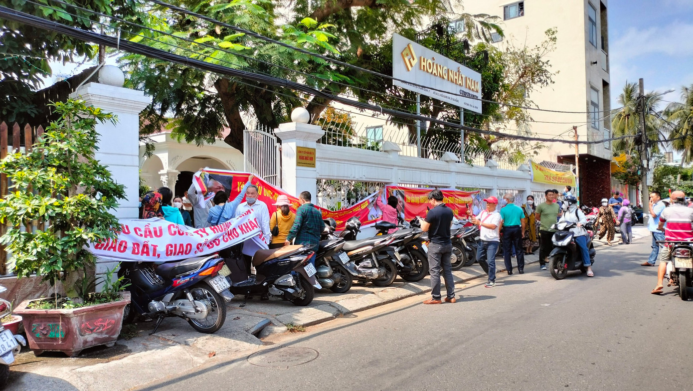 Khách hàng tụ tập đòi quyền lợi tại trụ sở đơn vị phân phối các dự án của Công ty CP Bách Đạt An.