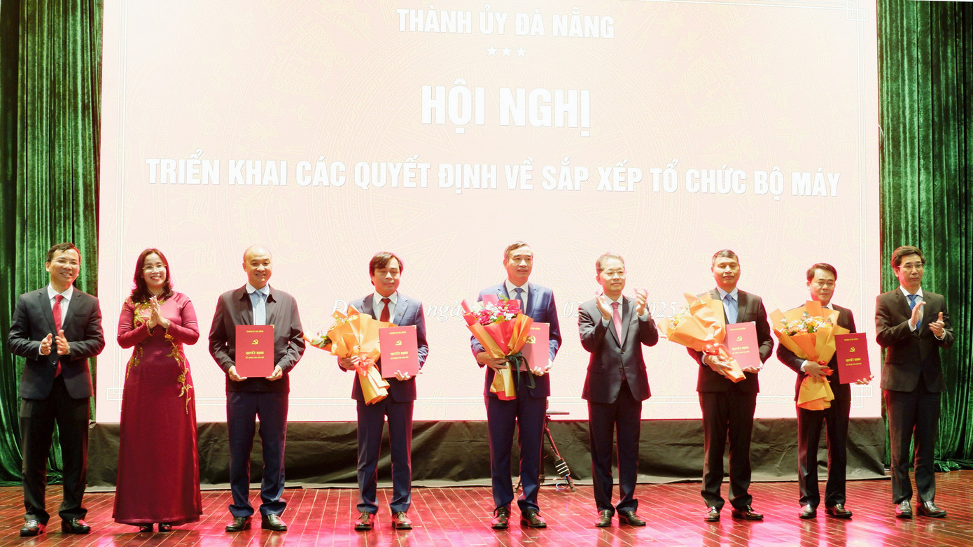 Quang cảnh công bố các quyết định về sắp xếp tổ chức bộ máy Đà Nẵng.