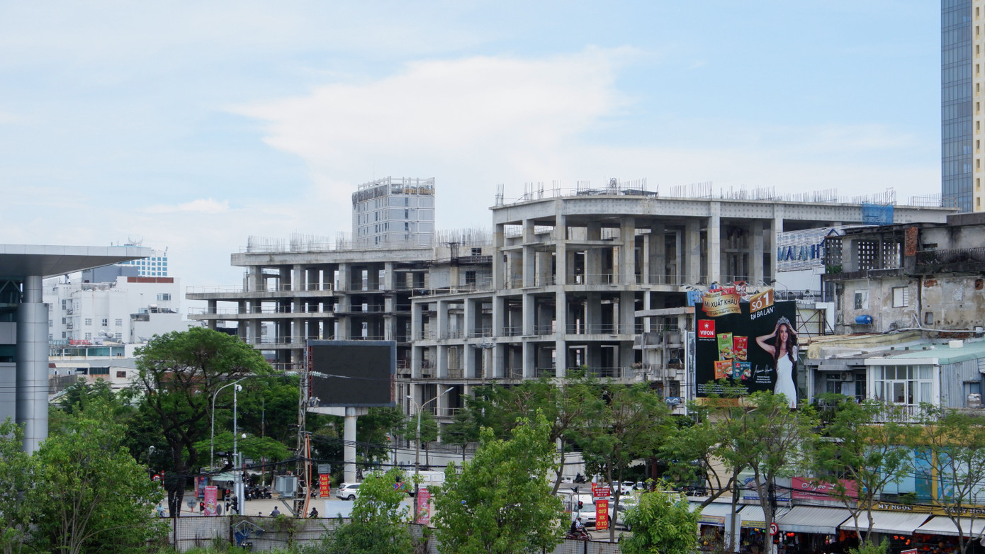 Đến nay dự án Golden Square mới xây xong phần thô 2 tầng hầm và 4 tầng nổi. Năm 2019, công ty CP Địa ốc Đông Á đề nghị chuyển nhượng toàn bộ dự án nhưng đến nay chưa thành công. (Ảnh: Nguyễn Thành)