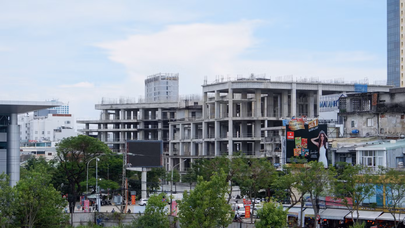 Đến nay dự án Golden Square mới xây xong phần thô 2 tầng hầm và 4 tầng nổi. Năm 2019, công ty CP Địa ốc Đông Á đề nghị chuyển nhượng toàn bộ dự án nhưng đến nay chưa thành công. (Ảnh: Nguyễn Thành)