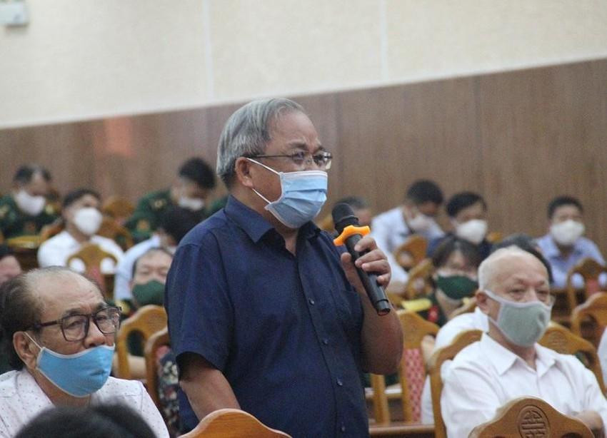Cử tri nêu ý kiến, câu hỏi tại buổi tiếp xúc.