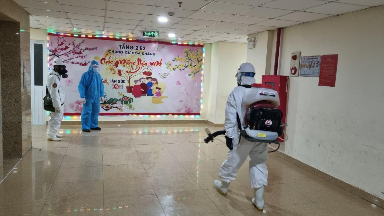 Đến khoảng 1h30 sáng ngày 20/7, việc phun khử khuẩn tại khu chung cư nhà ở xã hội dành cho công nhân mới hoàn thành. Ảnh: Đức Thiện.