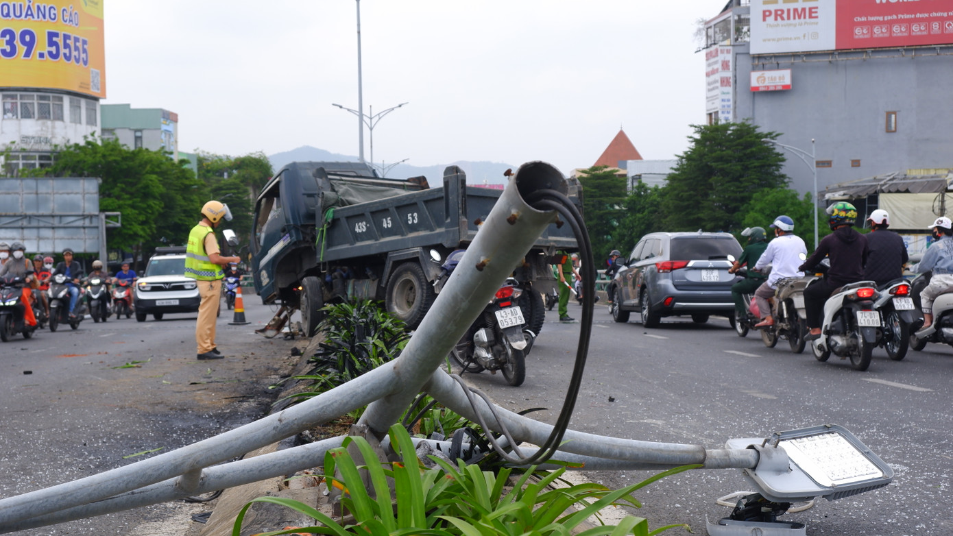 Một trụ điện chiếu sáng trên cầu vượt Ngã Ba Huế bị tông gãy. Rất may, vụ tai nạn không gây thiệt hại về người.