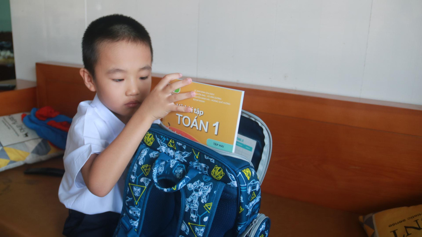 Lễ khai giảng online khó quên, học sinh chào cờ qua màn hình phẳng ảnh 12