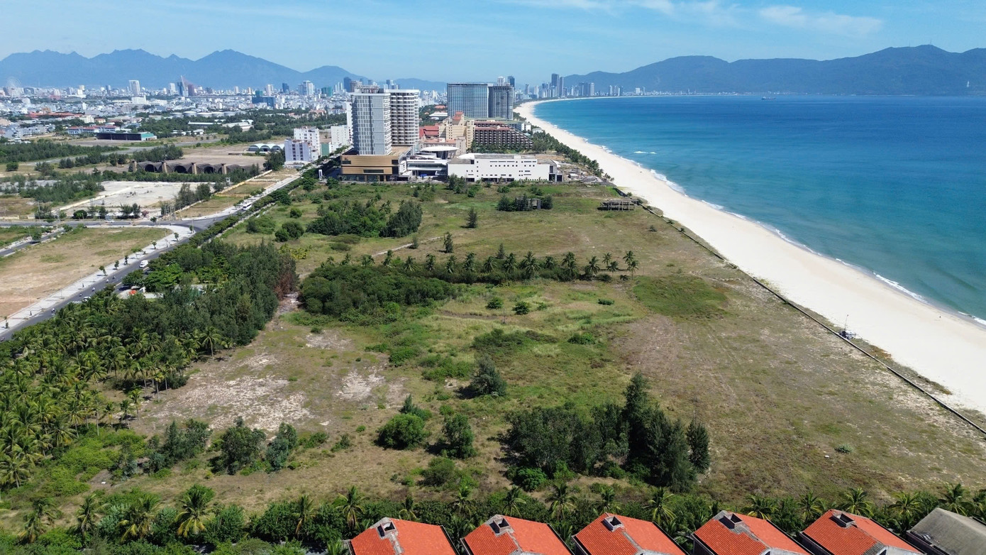 Dự án Khu du lịch Hòn Ngọc Á Châu nằm ở vị trí đắc địa dọc tuyến đường ven biển đẹp bậc nhất TP Đà Nẵng. Dự án này được UBND TP Đà Nẵng cấp giấy chứng nhận đầu tư năm 2009 và quyết định phê duyệt tổng thể mặt bằng năm 2011. Dự án có tổng diện tích 17 ha, vốn đầu tư ban đầu hơn 1.550 tỷ đồng. Tuy nhiên đến nay dự án bỏ hoang nhiều năm nay.