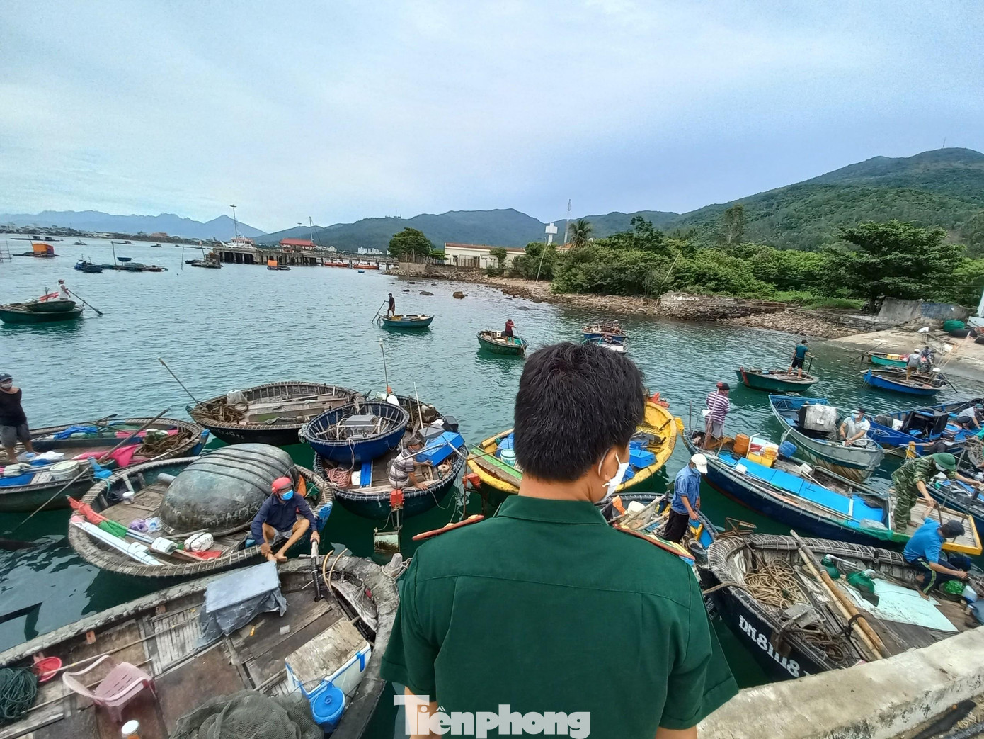 Lực lượng biên phòng giám sát, kiểm đếm tàu thuyền chuẩn bị được cho lên bờ tránh bão.