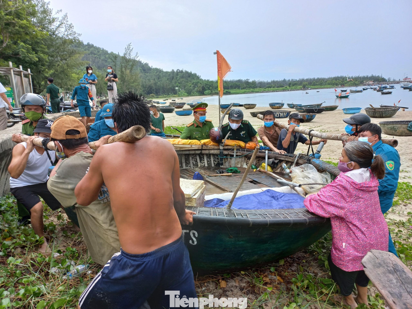 Các thuyền máy lớn đã được yêu cầu cẩu lên bờ, các thuyền thúng nhỏ được di chuyển lên sát đường để neo cột để tránh bão.