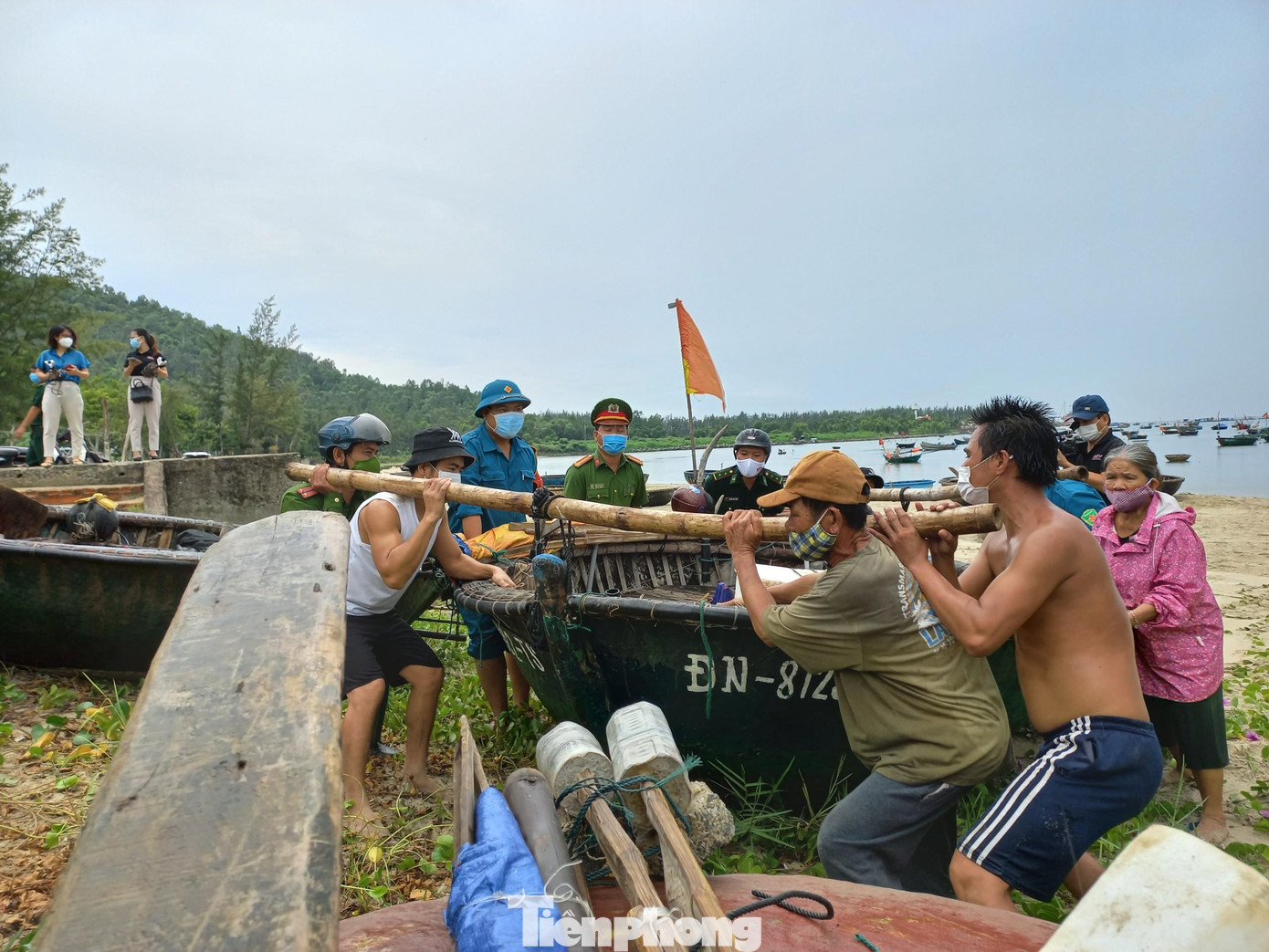 Ghe, thuyền gắn máy tại bãi biển Mân Thái có khoảng 300 chiếc sẽ được kéo lên bờ trong hôm nay trước khi bão Côn Sơn đổ bộ vào đất liền.