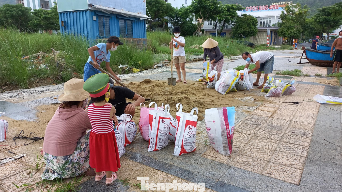 Người dân ven biển Đà Nẵng xúc cát bỏ bao tải để cho lên mái nhà tránh bão. Ông Lê Trung Chinh, Chủ tịch UBND TP Đà Nẵng đã đề nghị các quận, huyện cho phép người dân, đơn vị được tiến hành xây dựng, sửa chữa, gia cố các công trình dân sinh, nhất là những hộ dân nhà cửa xuống cấp, bảo đảm công tác phòng, chống mưa bão. Các địa phương không nên cứng nhắc, máy móc mà phải tạo điều kiện thuận lợi nhất cho người dân trong công tác sửa chữa, gia cố nhà cửa