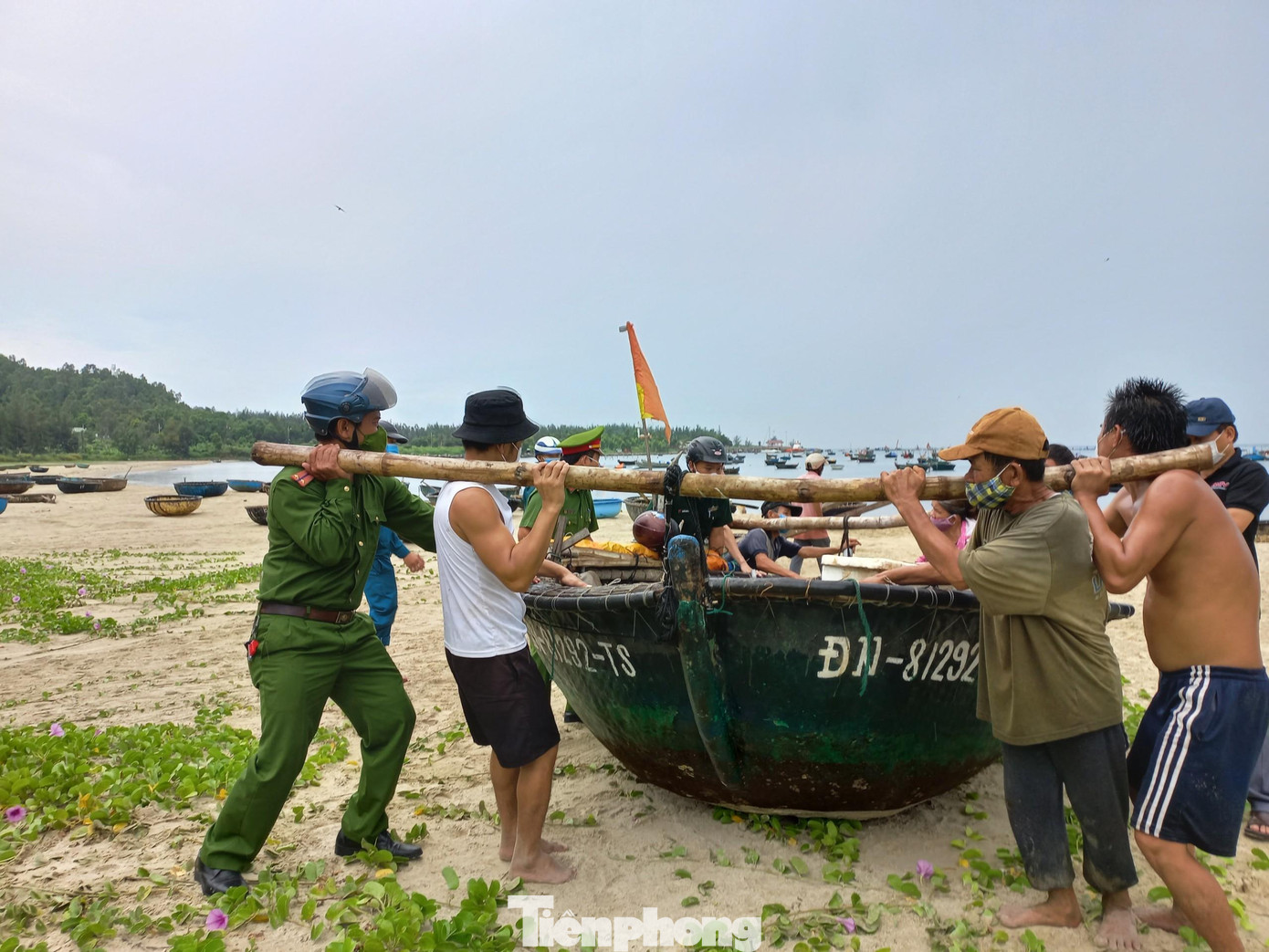 Từ sáng sớm, tại bãi biển Mân Thái, Thọ Quang (quận Sơn Trà) các cán bộ chiến sĩ công an, biên phòng, dân quân tự vệ đã có mặt để giúp người dân kéo tàu, thuyền thúng lên bờ tránh bão.