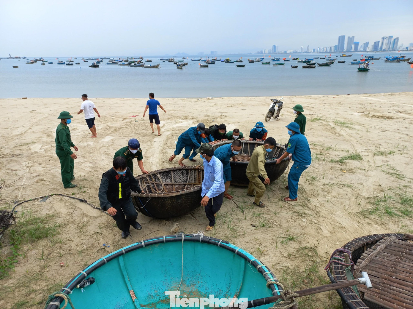 Để ứng phó với mưa bão, các địa phương đã cho phép người dân ra biển để đưa tàu thuyền lên bờ phòng tránh bão.