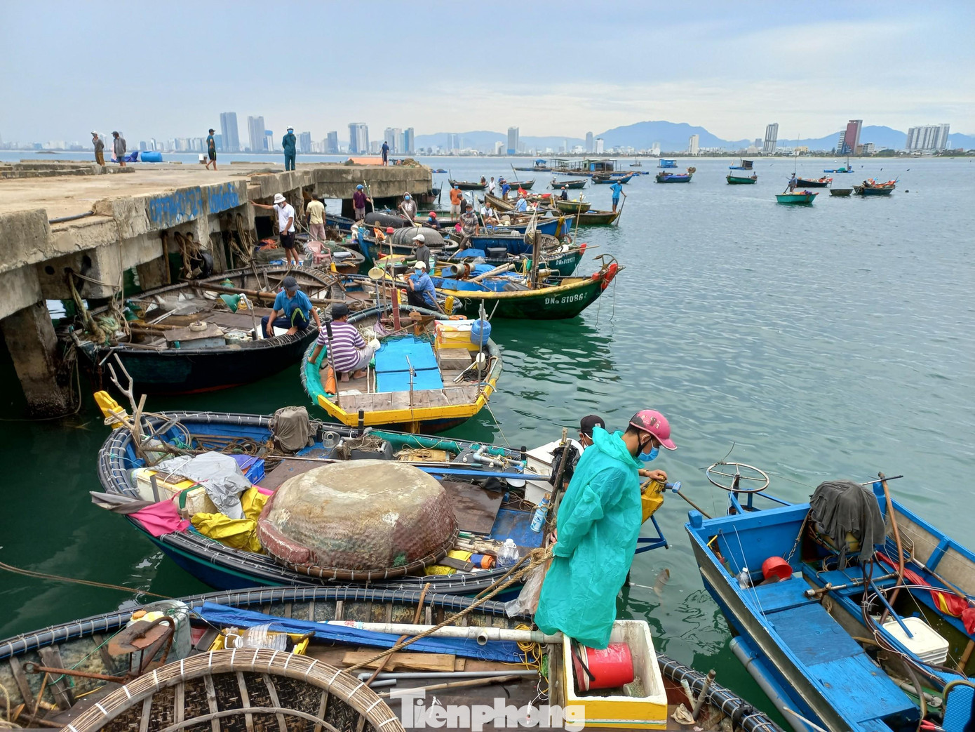 Trong 24 đến 48 giờ tiếp theo, bão di chuyển chậm theo hướng Tây, mỗi giờ đi được khoảng 5km. Đến 7 giờ ngày 12/9, tâm bão ngay phía Tây quần đảo Hoàng Sa, cách bờ biển Thừa Thiên Huế-Đà Nẵng khoảng 220km về phía Đông. Sức gió mạnh nhất vùng gần tâm bão mạnh cấp 11 (100-115km/giờ), giật cấp 13.