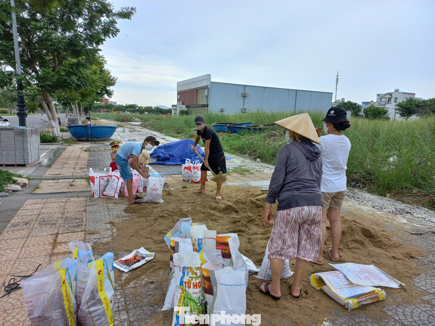 Người dân Đà Nẵng xúc cát vào bao tải lớn để chèn, chắn mái nhà trước khi bão số 5 đổ bộ. Người dân Đà Nẵng xúc cát vào bao tải lớn để chèn, chắn mái nhà trước khi bão số 5 đổ bộ.