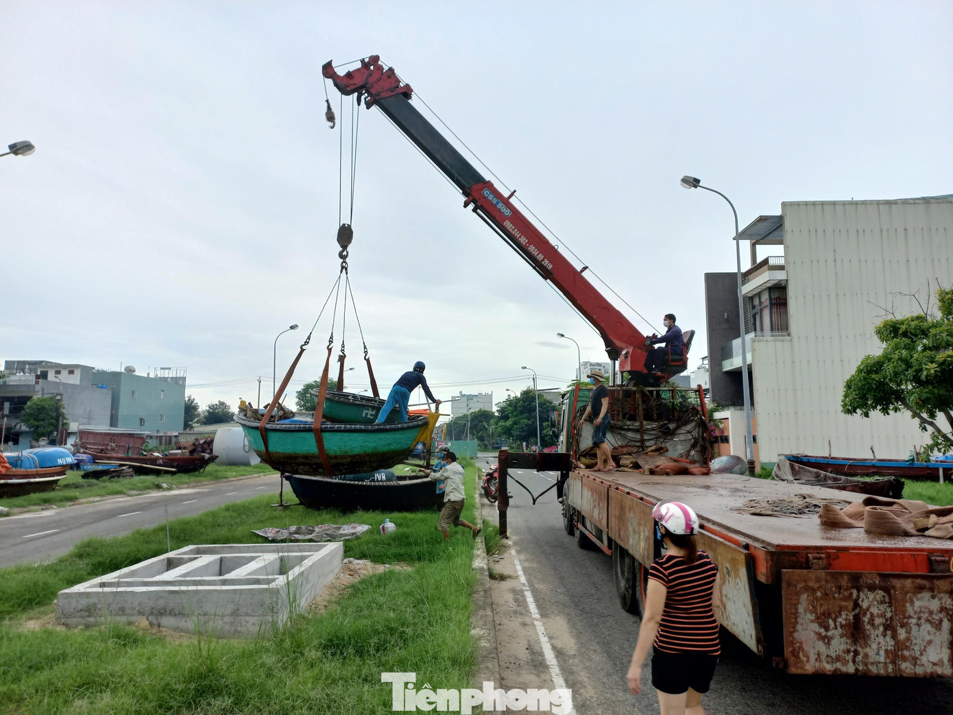 Một thuyền gắn máy được cẩu và đưa lên đường để tránh bão.