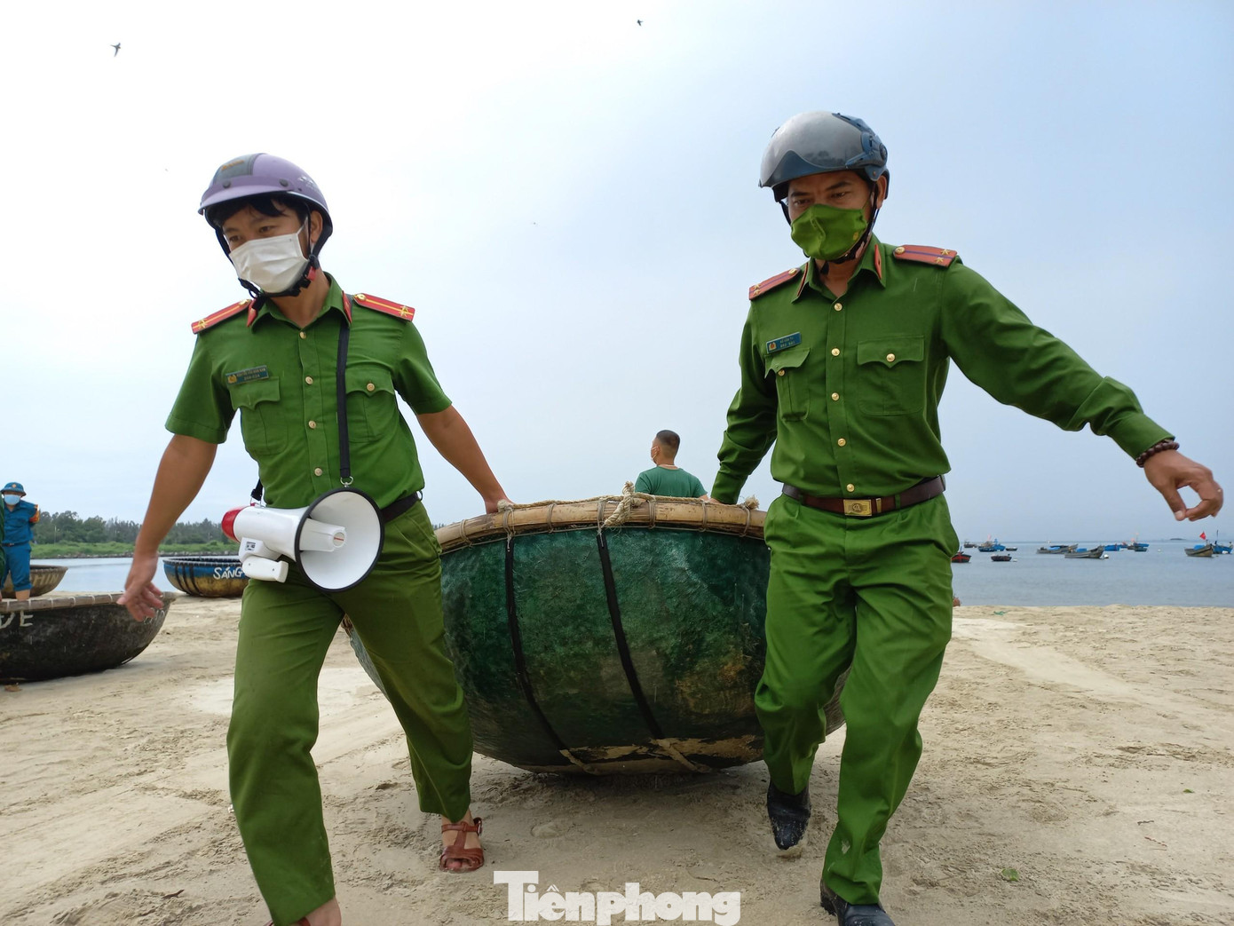 Vừa làm nhiệm vụ phòng chống dịch, lực lượng công an chung tay giúp dân chống bão.