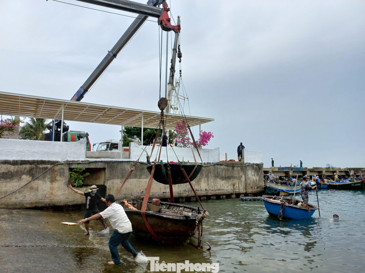 Tàu thuyền được các máy cẩu, cẩu lên bờ, chở đi vào sâu bên trong đất liền.
