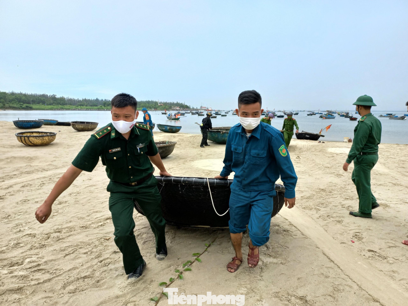 Bên cạnh việc cho phép người dân sửa chữa, gia cố nhà cửa, di chuyển tàu thuyền, các địa phương, nhất là các quận, huyện có nguy cơ sạt lở ở Đà Nẵng cũng được yêu cầu xây dựng phương án di dời nhân dân ra khu vực nguy hiểm, đưa đến những nơi an toàn nhưng phải kết hợp chặt chẽ phương án phòng, chống dịch