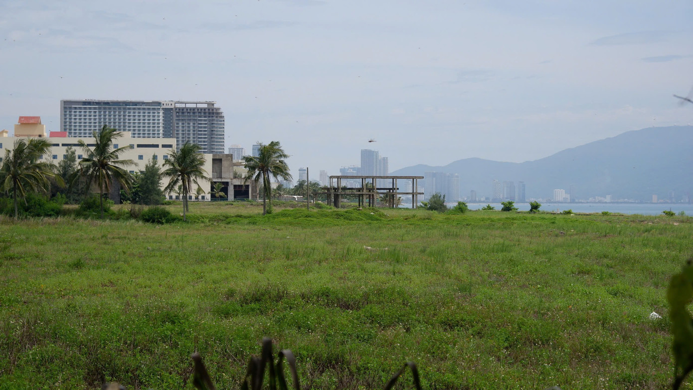 Bên trong dự án Hòn Ngọc Á Châu là cảnh bỏ hoang. Đầu năm 2010, chủ đầu tư đã làm lễ khởi công giai đoạn 1 với các hạng mục chính gồm biệt thự, căn hộ cao cấp, khu tổ chức hội nghị, hội thảo, nhà hàng... Tuy nhiên, dự án mới xây dựng tường bao rồi bỏ hoang đến nay.