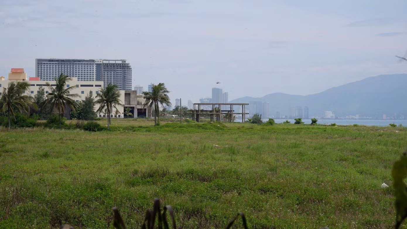 Bên trong dự án Hòn Ngọc Á Châu là cảnh bỏ hoang. Đầu năm 2010, chủ đầu tư đã làm lễ khởi công giai đoạn 1 với các hạng mục chính gồm biệt thự, căn hộ cao cấp, khu tổ chức hội nghị, hội thảo, nhà hàng... Tuy nhiên, dự án mới xây dựng tường bao rồi bỏ hoang đến nay.