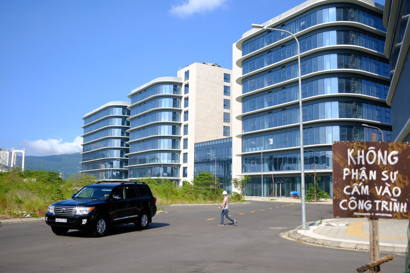 Trong khi đó, xung quanh công trình nhiều vị trí thành nơi người dân tập kết và đổ rác buộc đơn vị trông coi công trình phải cắm các biển cấm vào, cấm đổ rác để nhắc nhở.