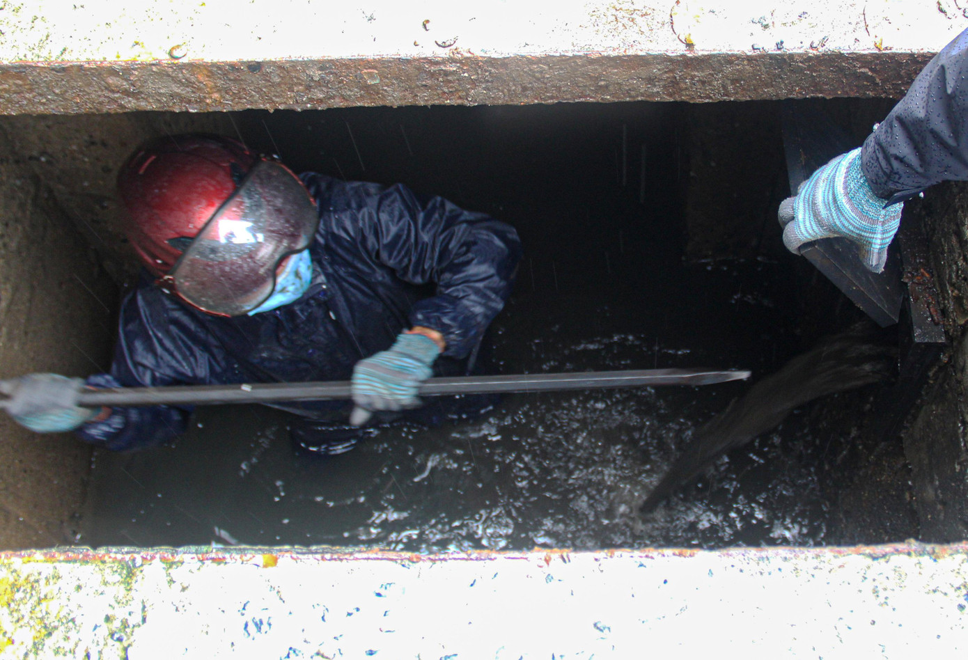 Công nhân ngâm mình trong bùn đen nạo vét, khơi thông cống trên địa bàn quận Cẩm Lệ. Ảnh: Giang Thanh. Công nhân ngâm mình trong bùn đen nạo vét, khơi thông cống trên địa bàn quận Cẩm Lệ. Ảnh: Giang Thanh.