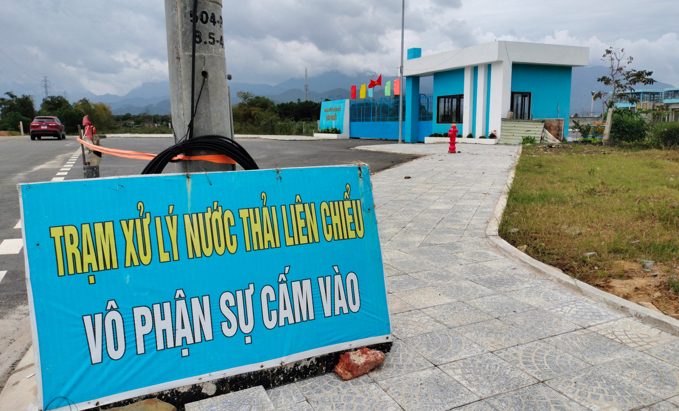 Dự án trạm xử lý nước thải Liên Chiểu nằm cuối KCN Hòa Khánh (quận Liên Chiểu,) khởi công từ tháng 6/2017, dự kiến hoàn thành vào tháng 12/2018. Tuy nhiên, đến nay dự án mới cơ bản hoàn thành khối nhà điều hành và một số hạng mục. Dự án có dự toán đầu tư hơn 230 tỷ đồng, chậm tiến độ do vướng công tác đền bù giải tỏa.