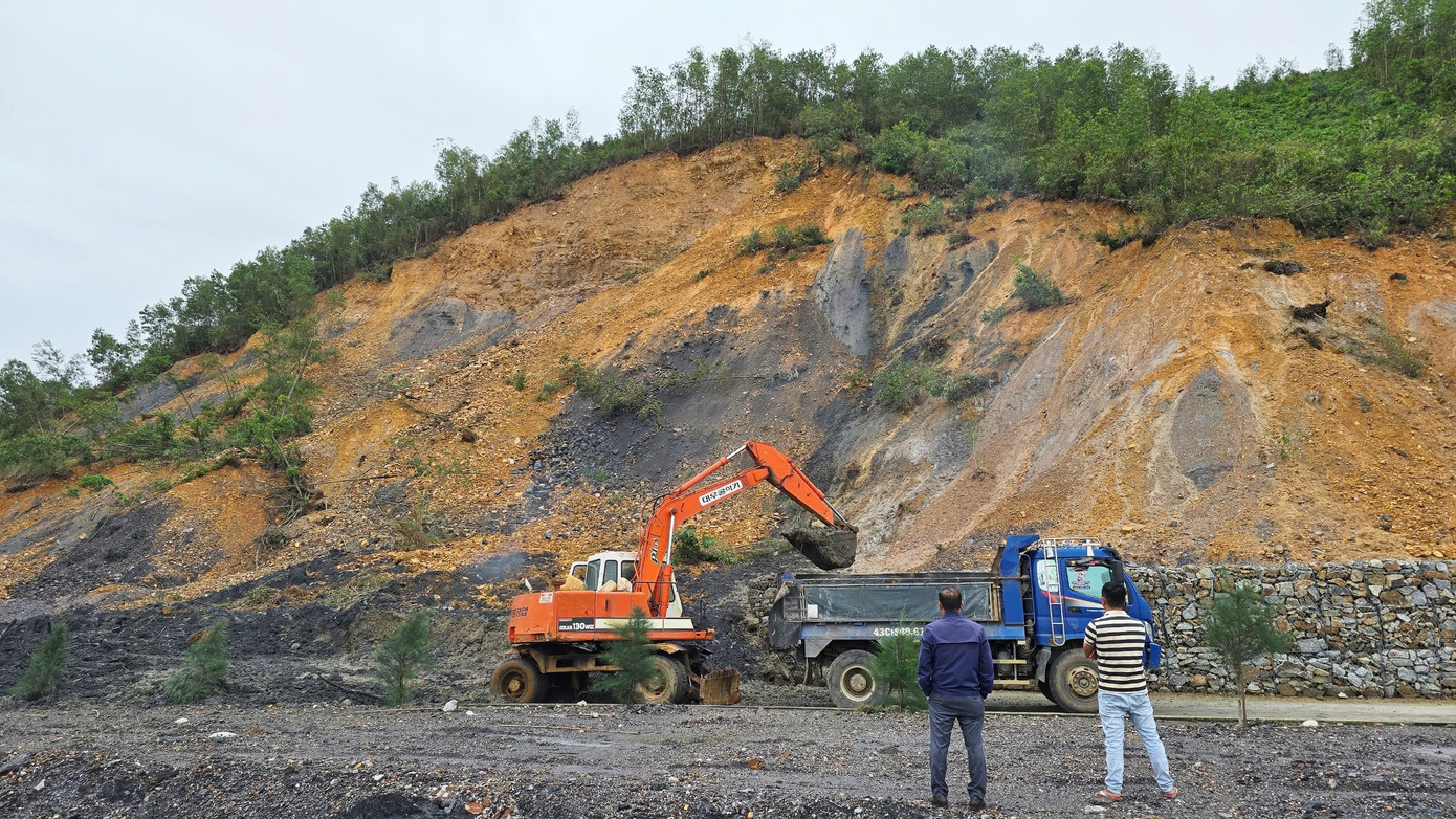 Khẩn trương khắc phục tại vị trí xảy ra sạt lở.