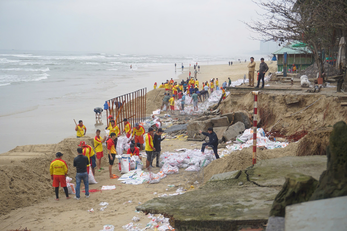 Để khắc phục, trước mặt khu vực này được gia cố bằng các bao cát lớn để ngăn sóng đánh gây sạt lở. Theo BQL Bán đảo Sơn Trà và các bãi biển du lịch TP Đà Nẵng, do ảnh hưởng của gió mùa đông bắc, từ ngày 28/12/2024, sóng cao xuất hiện ở khu vực này gây sạt lở bãi biển. Có ba điểm sạt lở chính gồm đoạn từ nút giao thông Nguyễn Văn Thoại đến trước Trạm khách T20 Quân khu 5, bãi biển trước khách sạn Tourane và bãi biển trước nhà hàng Hàu Sữa…