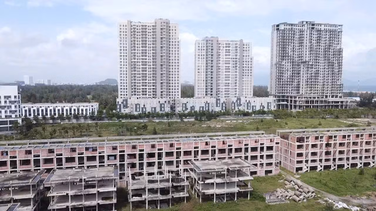 Dự án Cocobay tại khu vực ven biển đường Trường Sa, phường Hòa Hải (quận Ngũ Hành Sơn, Đà Nẵng) có tổng vốn đầu tư 11.000 tỷ đồng, được xây dựng trên diện tích khoảng 31ha. Dự án từng được quảng cáo là tổ hợp du lịch, giải trí với nhiều hạng mục như sân khấu biểu diễn trong nhà, ngoài trời, quảng trường du lịch, tuyến phố đi bộ cùng hệ thống lưu trú condotel (căn hộ khách sạn) và khách sạn.