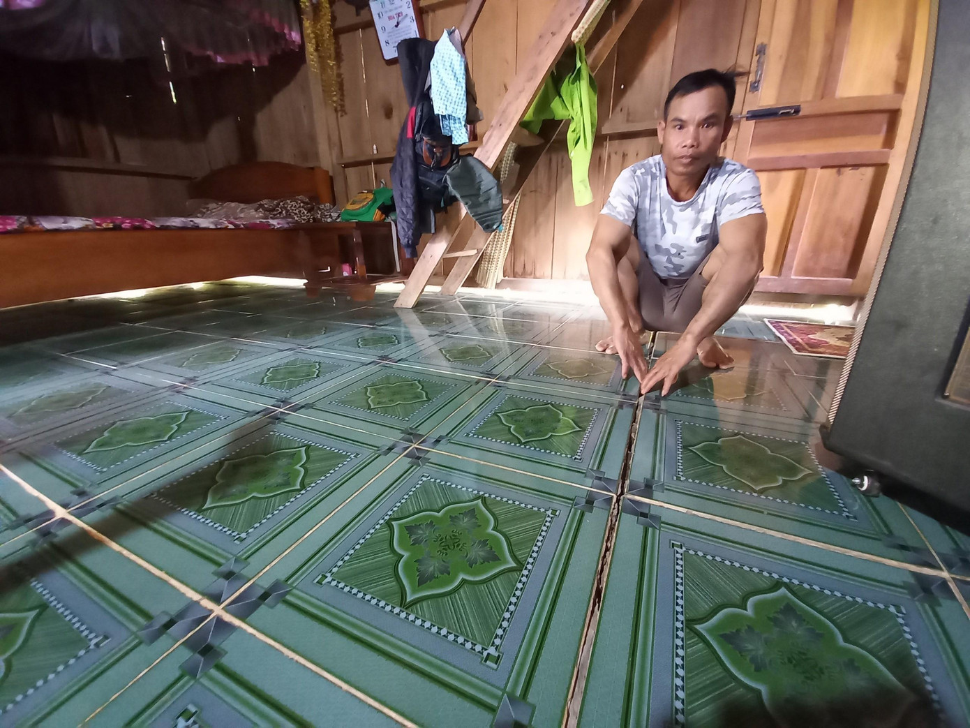 Nhà cửa người dân thôn 2 quanh khu vực bãi ruộng ở Phước Thành (Phước Sơn, Quảng Nam) sụt lún, nứt nẻ khiến người dân sống bất an. Ảnh: Nguyễn Thành