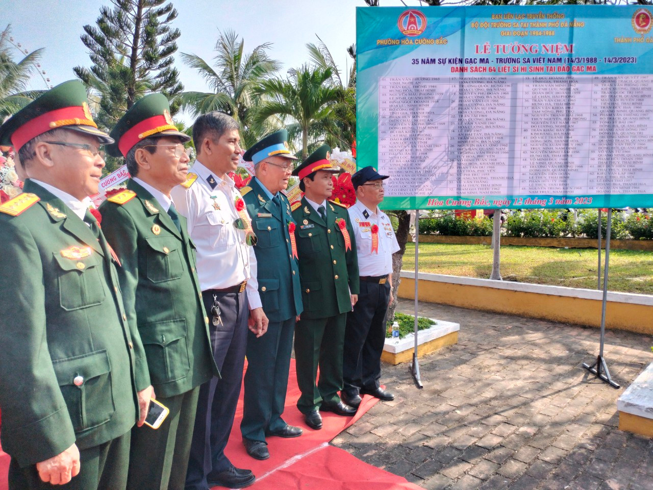 Các cựu binh, bộ đội Trường Sa qua các thế hệ tưởng nhớ các liệt sĩ đã nằm lại Gạc Ma.