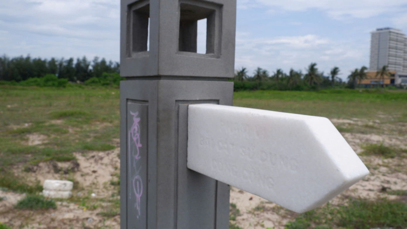 Các cột mốc ranh giới bãi tắm phục vụ công cộng vừa được cắm lên dọc bờ kè dự án. Ban quản lý dự án đầu tư xây dựng các công trình dân dụng, công nghiệp và hạ tầng kỹ thuật Đà Nẵng cho biết: việc thu hồi một phần khu du lịch ven biển Hòn Ngọc Á Châu làm dự án công viên công cộng đã được TP Đà Nẵng phê duyệt quy hoạch chi tiết 1/500 năm 2018.