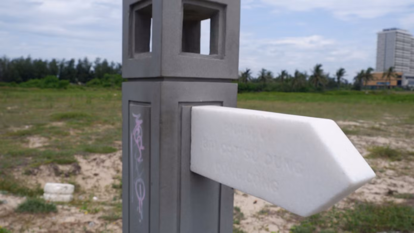 Các cột mốc ranh giới bãi tắm phục vụ công cộng vừa được cắm lên dọc bờ kè dự án. Ban quản lý dự án đầu tư xây dựng các công trình dân dụng, công nghiệp và hạ tầng kỹ thuật Đà Nẵng cho biết: việc thu hồi một phần khu du lịch ven biển Hòn Ngọc Á Châu làm dự án công viên công cộng đã được TP Đà Nẵng phê duyệt quy hoạch chi tiết 1/500 năm 2018.