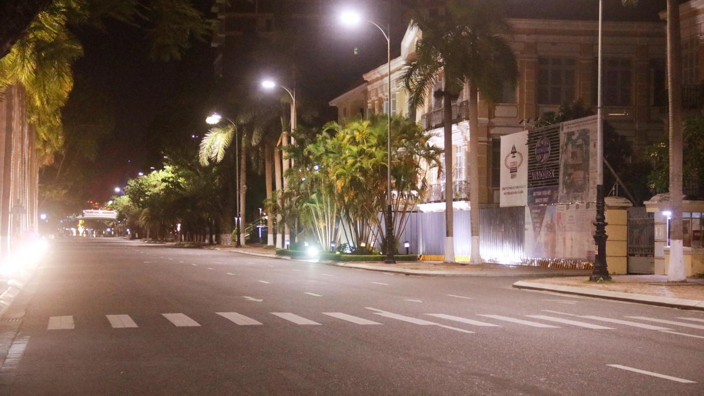 Đường Bạch Đằng trước toà nhà HĐND TP. Đường Bạch Đằng trước toà nhà HĐND TP.