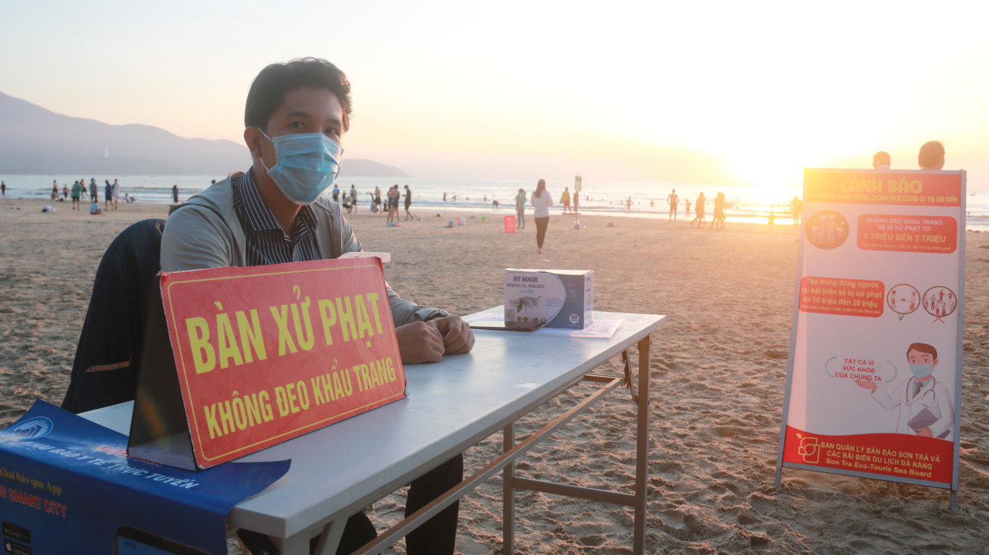 Người dân được yêu cầu đeo khẩu trang khi đến bãi biển, đeo khẩu trang sau khi tắm xong.