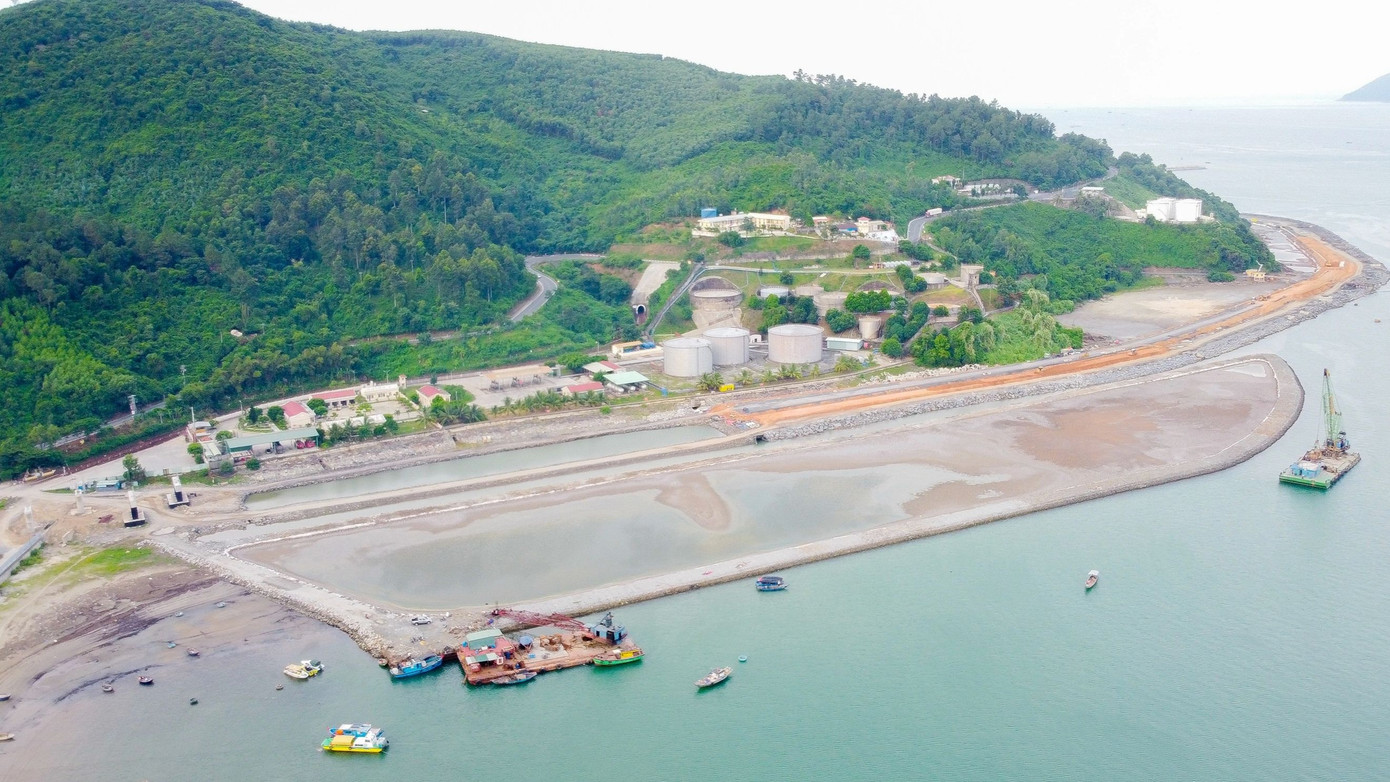 Cảng Liên Chiểu một trong những công trình gắn liền với Khu Thương mại tự do Đà Nẵng đang được xây dựng. Cảng Liên Chiểu một trong những công trình gắn liền với Khu Thương mại tự do Đà Nẵng đang được xây dựng.