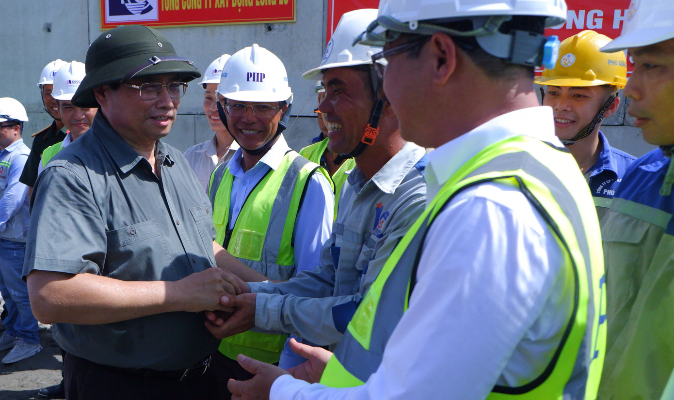Kiểm tra, khảo sát tại dự án cảng Liên Chiểu, Thủ tướng Phạm Minh Chính đã biểu dương tinh thần "vượt nắng, thắng mưa" của đội ngũ kỹ sư, công nhân các đơn vị nhà thầu có mặt trên công trường dự án. Dù đang trong kỳ nghỉ lễ 2/9, nhưng các công nhân, kỹ sư vẫn bám công trường với tinh thần vui vẻ, hăng say lao động để thi công dự án đảm bảo tiến độ đã đề ra. Kiểm tra, khảo sát tại dự án cảng Liên Chiểu, Thủ tướng Phạm Minh Chính đã biểu dương tinh thần "vượt nắng, thắng mưa" của đội ngũ kỹ sư, công nhân các đơn vị nhà thầu có mặt trên công trường dự án. Dù đang trong kỳ nghỉ lễ 2/9, nhưng các công nhân, kỹ sư vẫn bám công trường với tinh thần vui vẻ, hăng say lao động để thi công dự án đảm bảo tiến độ đã đề ra.