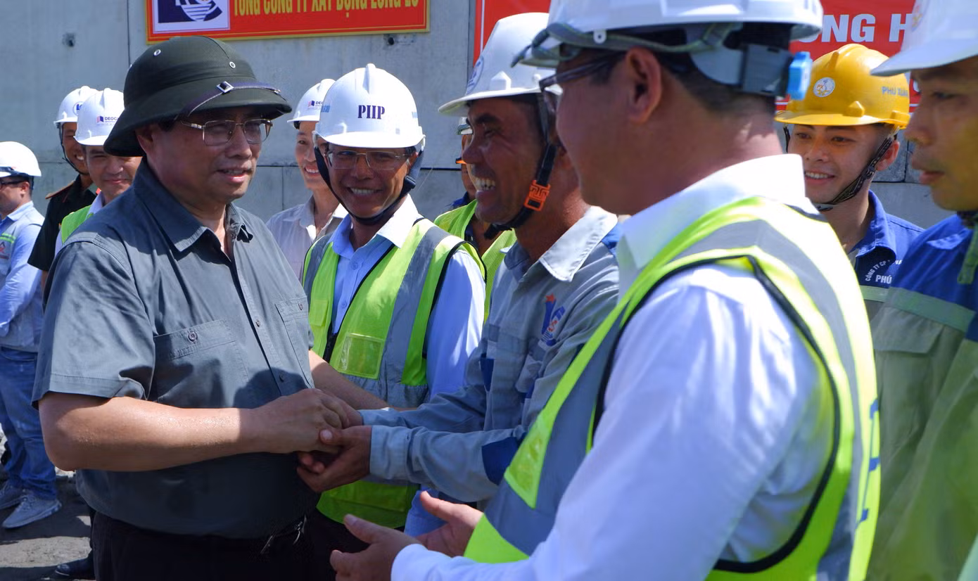 Kiểm tra, khảo sát tại dự án cảng Liên Chiểu, Thủ tướng Phạm Minh Chính đã biểu dương tinh thần "vượt nắng, thắng mưa" của đội ngũ kỹ sư, công nhân các đơn vị nhà thầu có mặt trên công trường dự án. Dù đang trong kỳ nghỉ lễ 2/9, nhưng các công nhân, kỹ sư vẫn bám công trường với tinh thần vui vẻ, hăng say lao động để thi công dự án đảm bảo tiến độ đã đề ra.