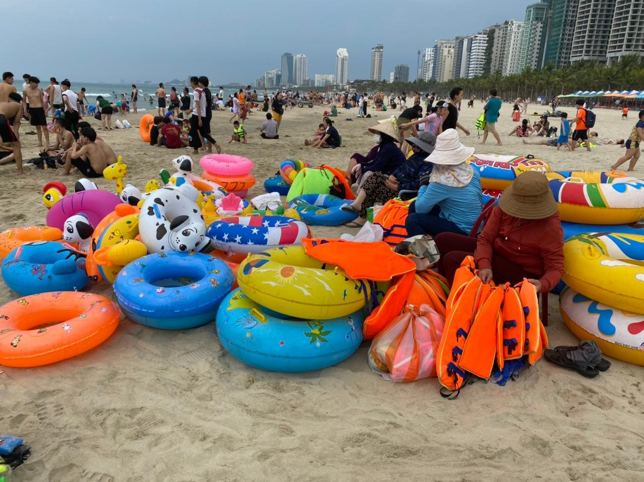 Dịch vụ cho thuê phao bơi đắt khách những chiều cuối tuần.