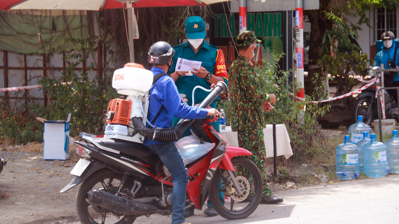 Lực lượng chức năng và y tế địa phương triển khai phun khử khuẩn tại các khu dân cư.