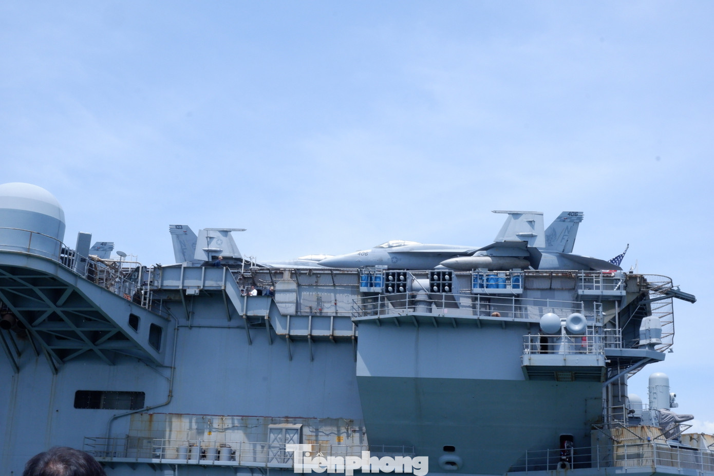 Máy bay chiến đấu trên tàu sân bay USS Ronald Reagan. Máy bay có thể cất cánh và hạ cánh cùng lúc trên tàu sân bay USS Ronald Reagan.