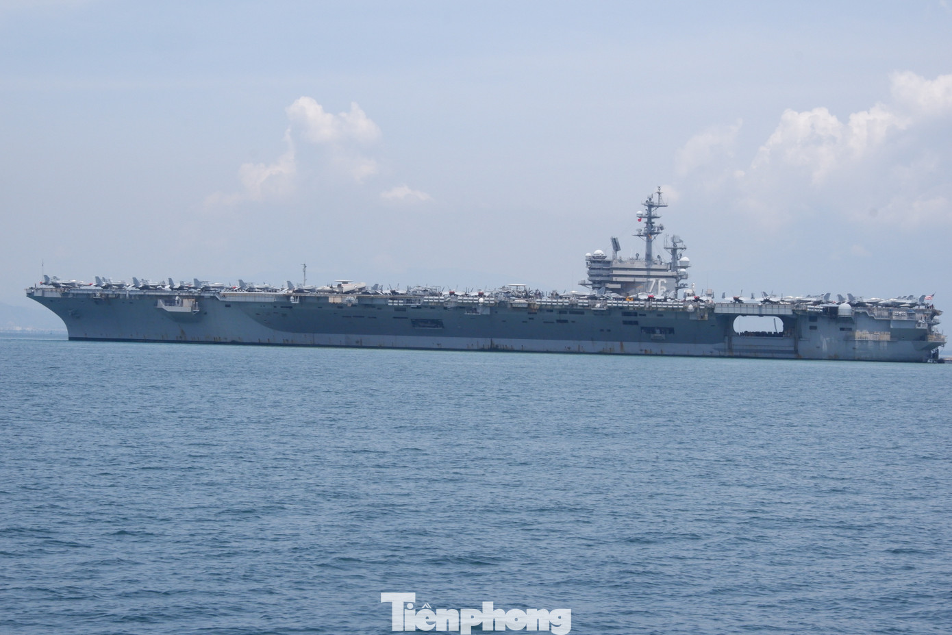 Đoàn tàu Hải quân Hoa Kỳ gồm tàu sân bay USS Ronald Reagan (CVN 76), cùng 2 tàu tuần dương hộ tống là tàu USS Antietam – CG 54 và tàu USS Robert Smalls – CG 62 đã đến Đà Nẵng bắt đầu chuyến thăm 5 ngày tại Việt Nam (từ ngày 25 – 30/6/2023). Ảnh: Nguyễn Thành