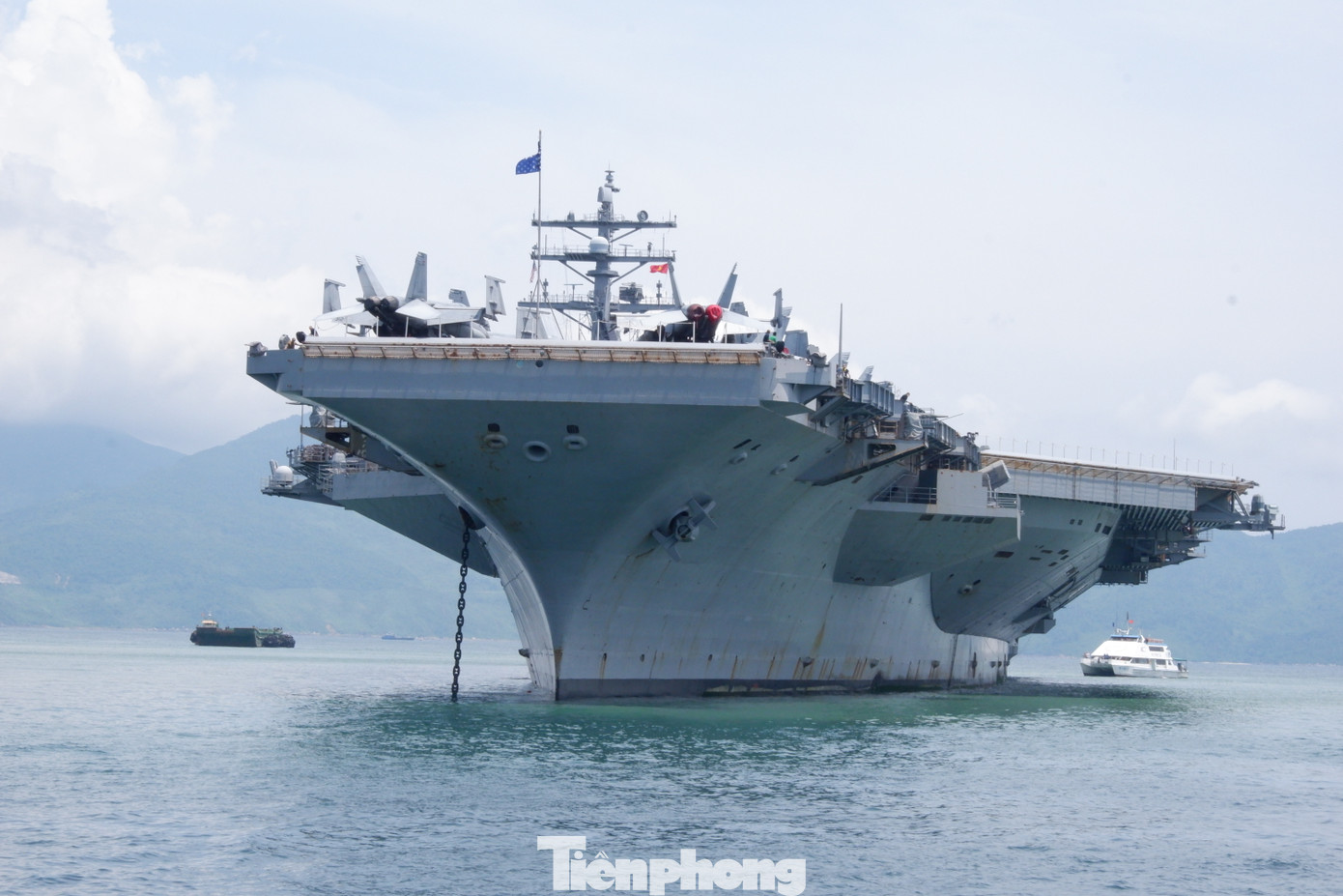 Tàu sân bay USS Ronald Reagan (CVN 76) thả neo, đậu ở vịnh Đà Nẵng, các thủy thủ đoàn được tàu cao tốc vận chuyển vào bờ tham quan. Ảnh: Nguyễn Thành