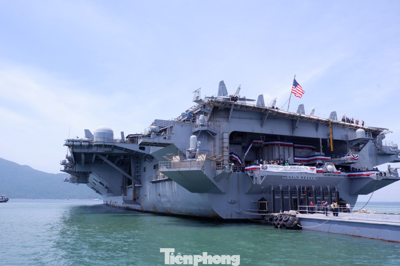 Tàu sân bay USS Ronald Reagan (CVN 76) thuộc lớp tàu Nimitz, lượng giãn nước 97.000 tấn, với động cơ đẩy là 2 lò phản ứng hạt nhân, 4 tua bin hơi nước, 4 trục chân vịt. Tàu USS Ronald Reagan có tốc độ hơn 55 km/h.