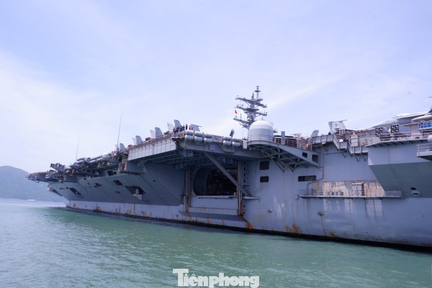 Tàu sân bay USS Ronald Reagan có thể di chuyển liên tục bằng cách tiếp nhu yếu phẩm trên biển.