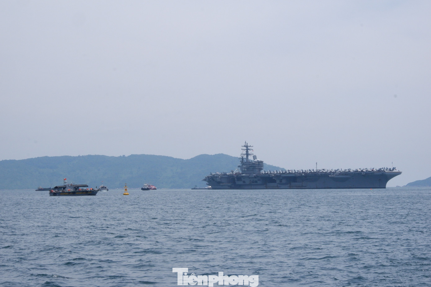 Trong thời gian thăm thành phố Đà Nẵng, các sỹ quan và thủy thủ đoàn tham gia một số hoạt động cộng đồng tại Đà Nẵng như giao lưu văn nghệ, thể thao, ẩm thực, tiếng Anh, hoạt động nhân đạo tại Làng Hy Vọng, Trung tâm Nuôi dưỡng trẻ mồ côi Hoa Mai.